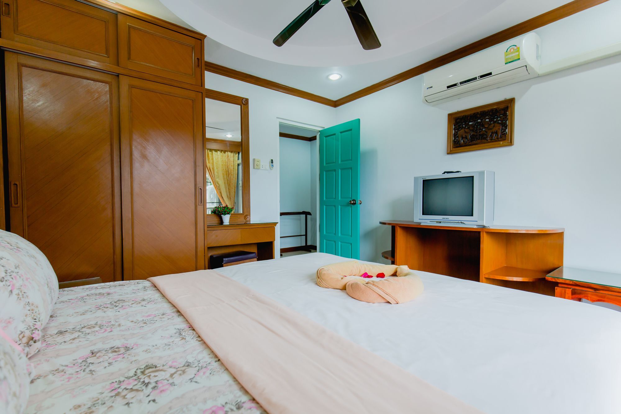 Rk Guesthouse Patong Exteriör bild